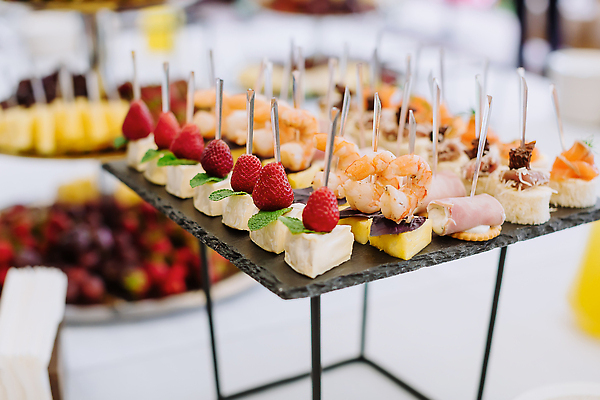 포토 JPG 해외이미지 식기 안경 음료 음식 빵 결혼 잎 과일 딸기 치즈 쟁반 육류 어류 사람없음 야외 목재 장식 가로 컬러풀 파티 요식업 식당 식사 저녁식사 흰색 축하 신선 우아함 샴페인 민트 카나페 해산물 크림 서비스 준비 올리브 연어 바질 뷔페 캐비아 맛있는 해외202310 해외포토 나무 식물 잡화 열매 산업 컬러 컨셉 식재료 재료 유제품 주류 서양음식 이벤트 상점 수중동물 허브 파일형식