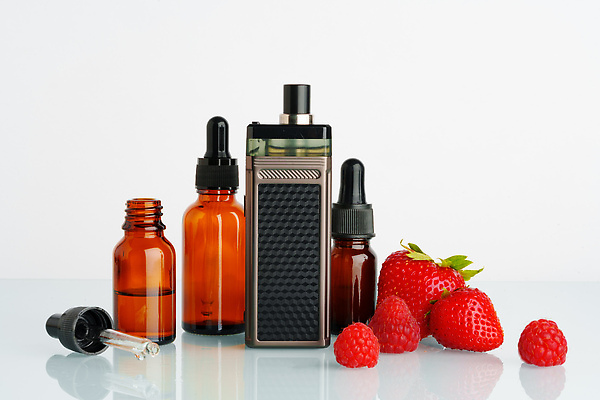 포토 JPG 해외이미지 딸기 근접촬영 사람없음 흰배경 니코틴 니코틴중독 앰플 전자담배 해외202310 해외포토 뷰포인트 백그라운드 과일 담배 흰색 중독 파일형식