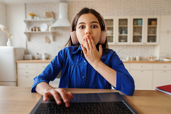 포토 JPG 해외이미지 여자 어린이교육 행복 청소년 수업 한명 상반신 앞모습 10대 노트북 학습 헤드셋 공책 놀람 강의 온라인 온라인강의 홈스쿨 홈스쿨링 십대여자한명만 해외202310 해외포토 1 교육 감정 뷰포인트 음향기기 문구용품 표정 사람 전자제품 헤드폰 여자한명만 십대여자만 파일형식 언택트