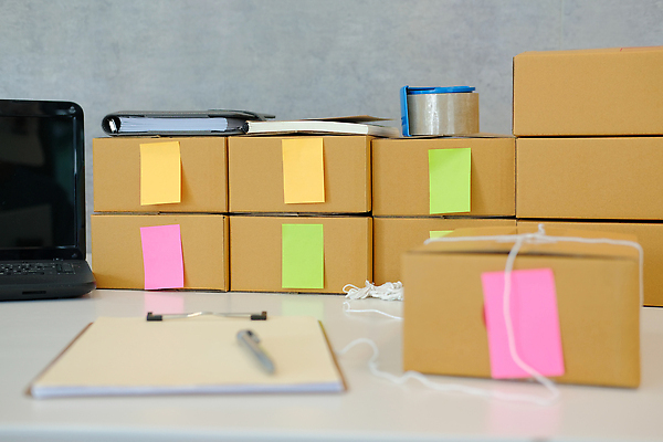 포토 JPG 해외이미지 사람없음 노트북 상자 펜 공책 메모지 끈 책상 준비 테이프 분류 서류판 해외202310 해외포토 가구 문구용품 전자제품 필기구 사무용품 파일형식