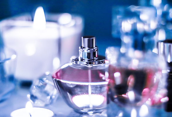 포토 JPG 해외이미지 초 유리 사람없음 파란색 투명 분위기 고급 향수 보케 향수병 해외202310 해외포토 컬러 컨셉 재질 화장품 병_담는 파일형식