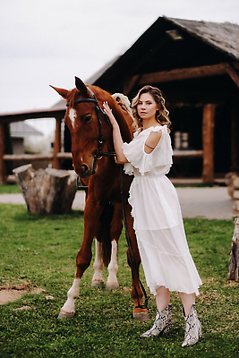 포토 JPG 해외이미지 전신 한마리 응시 여자 한명 성인 야외 건물 목장 잡기 말_동물 성인여자한명만 해외202310 해외포토 1 건축물 시선 포유류 모션 사람 여자한명만 성인여자만 파일형식