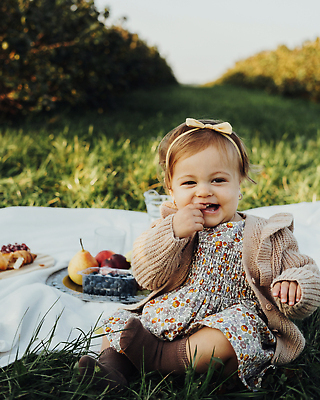포토 JPG 해외이미지 백인 공원 딸 어린이 한명 야외 소풍 일몰 아기 해외202310 해외포토 서양인 1 공공시설 가족 사람 야외활동 노을 파일형식