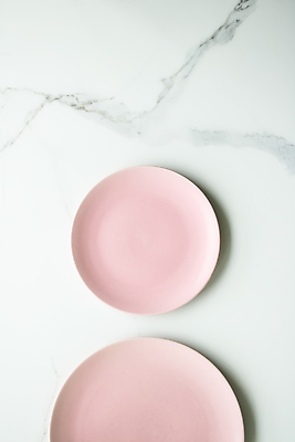 포토 JPG 해외이미지 접시 분홍색 식탁 사람없음 원형 대리석 해외202310 해외포토 도형 식기 컬러 재료 탁자 파일형식