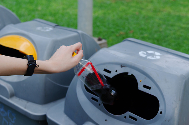 포토 JPG 해외이미지 손 어린이 컨셉 가방 자연 한명 사람 초록색 물 파란색 환경 청결 재활용 쓰레기통 잡기 오염 던지기 캔 떨어짐 보호 쓰레기 폐기물 컨테이너 플라스틱 거절 수집 버리기 오브젝트 에코 낭비 경영 생태학 줄이기 중고 처리 비어있는 해외202310 해외포토 자연요소 1 잡화 교육 산업 컬러 비즈니스 모션 재질 신체부위 위생 친환경 생태계 파일형식