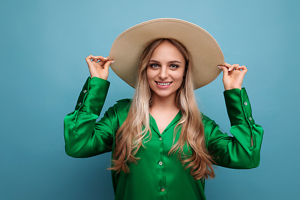포토 JPG 해외이미지 백인 응시 여자 행복 여행 백그라운드 청소년 휴가 실내 한명 사람 성인 파란색 금발 뷰티 유행 카메라 귀여움 기쁨 시원함 긍정 고립 스타일 해외202310 해외포토 서양인 1 헤어스타일 시선 감정 컬러 컨셉 내부 전자제품 파일형식