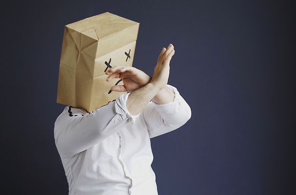 포토 JPG 해외이미지 남자 얼굴 표정 한명 상반신 성인 옆모습 종이봉투 가림 X 거절 성인남자한명만 해외202310 해외포토 1 알파벳 뷰포인트 컨셉 모션 봉투 사람 신체부위 남자한명만 성인남자만 파일형식