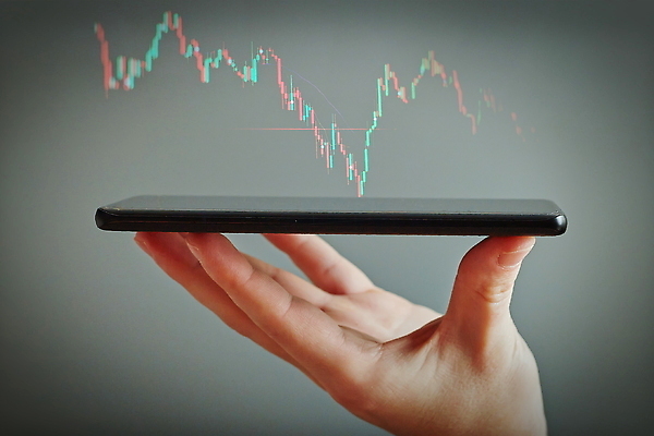 포토 JPG 해외이미지 손 남자 백그라운드 컨셉 비즈니스 통신 성공 모바일 그래프 손바닥 사람 정장 사람없음 금융 경제 파란색 스마트폰 핸드폰 성장 잡기 오픈 재산 계획 볼륨 상인 무선전화기 스마트 분석 보고서 외화 투자 상승 이익 보여주기 지원 투자자 해외202310 해외포토 옷 컬러 모션 신체부위 전자제품 스마트기기 전화기 파일형식