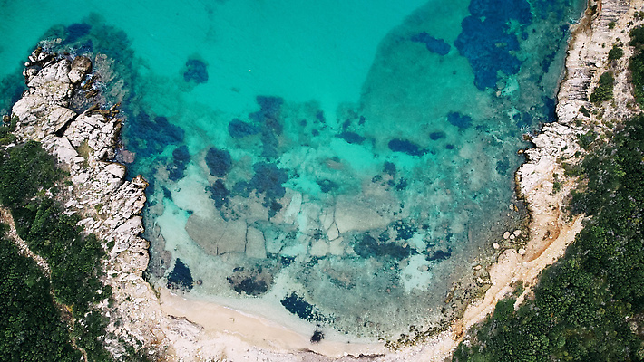 포토 JPG 해외이미지 모래 바다 섬 여행 자연 하늘 휴가 휴식 항해 파노라마 사람없음 가로 초록색 물 파란색 컬러풀 태양 화목 침묵 낭만 흰색 전원 크리스탈 지중해 포르투갈 그리스 휴양지 다이빙 장면 석호 그리스인 더블 드론 이국적 코르푸 터키석 파라다이스 비어있는 해외202310 해외포토 자연요소 서양인 유럽 컬러 컨셉 촬영기법 수영 소리 장소 배 전기에너지 광석 보석 생태계 수중스포츠 선박 파일형식