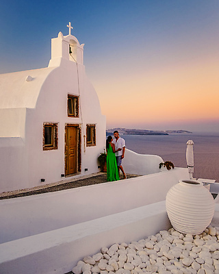 포토 JPG 해외이미지 전신 부부 여자 남자 화분 화초 바다 여행 십자가 창문 하늘 함께함 사랑 성인 두명 건물 옆모습 교회 문 마주보기 마을 노을 신혼여행 산토리니 성인만 해외202310 해외포토 자연요소 식물 건축물 커플 감정 뷰포인트 결혼 컨셉 종교건축 모션 사람 그리스 파일형식
