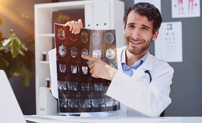 포토 JPG 해외이미지 직업 남자 유니폼 손가락 해부 그래프 엑스레이 건강 병원 실험 한명 미소 일상 가로 학습 약 모니터 자료 기계 진료 의사 실험실 분석 뇌 그림 보여주기 포인트 암 방사선 해외202310 해외포토 1 손 옷 교육 컨셉 의학 모션 표정 사람 라이프 금융 컴퓨터 의료진 질병 파일형식