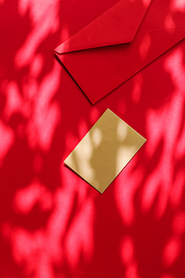 포토 JPG 해외이미지 종이 편지봉투 그림자 사람없음 빨간색 햇빛 그늘 감성 카피스페이스 해외202310 해외포토 컬러 컨셉 봉투 태양 공백 편지 파일형식