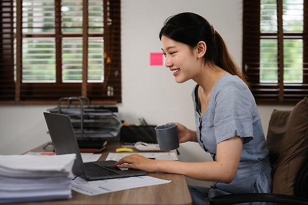 포토 JPG 해외이미지 직업 학생 라이프스타일 여자 교육 행복 아시아 인터넷 비즈니스 사업가 통신 휴식 주택 직장 한국 실내 한명 미소 사람 앉기 동양인 성인 노트북 컴퓨터 소파 사무실 뷰티 일본 공책 방 업무 작업 비즈니스우먼 연결 사이버 무선전화기 책상 온라인 동영상 프리랜서 해외202310 해외포토 1 감정 나라 가구 컨셉 의자 회사 모션 문구용품 표정 인종 내부 건물 생활 전자제품 직장인 전화기 파일형식