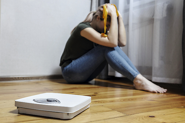 포토 JPG 해외이미지 여자 컨셉 신체 다이어트 바닥 스트레스 아파트 건강 피곤 저울 한명 사람 10대 슬픔 실패 좌절 몸무게 결심 비만 날씬함 측정 고민 눈금 테이프 치수 칼로리 문제 거짓말 계량 우울증 적자 해외202310 해외포토 1 감정 청소년 문구용품 주택 질병 몸매 파일형식