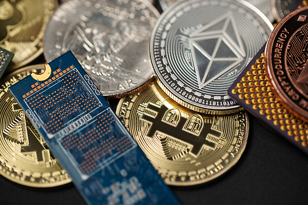 포토 JPG 해외이미지 물결 컨셉 돈 인터넷 비즈니스 사람없음 금융 경제 컴퓨터 디지털 동전 자료 네트워크 시장 황금 암호 발굴 심볼 순환 상업 전자 가스 토막 마더보드 프로세서 하드웨어 가상 해외202310 해외포토 모션 전자제품 재산 파일형식