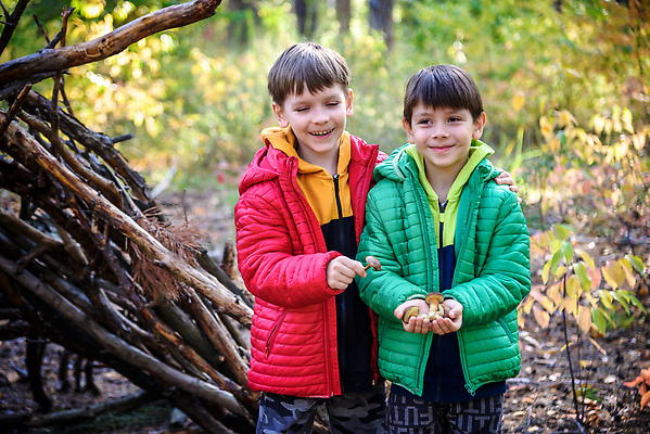포토 JPG 해외이미지 나무 백인 라이프스타일 손 계절 공원 행복 어린이 음식 백그라운드 2 가족 자연 건강 사랑 사람 소년 취미 야외 두명 목재 초록색 뷰티 버섯 수확 잡기 숲 수집 유기농 날것 내추럴 식용 해외202310 해외포토 서양인 식물 웰빙 공공시설 남자 감정 컬러 농업 재료 관계 모션 생활 신체부위 생태계 파일형식