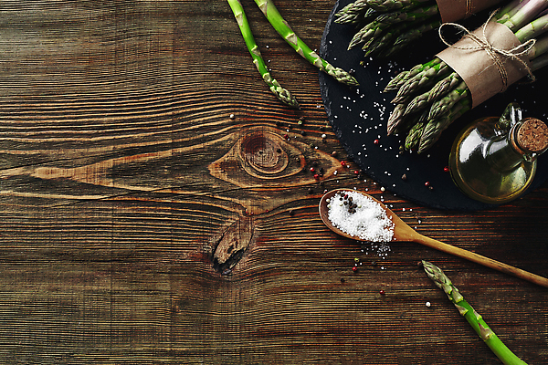 포토 JPG 해외이미지 쟁반 사람없음 하이앵글 올리브오일 묶기 아스파라거스 노끈 나무숟가락 나무배경 해외202310 해외포토 줄 뷰포인트 백그라운드 채소 모션 숟가락 기름_음식 파일형식