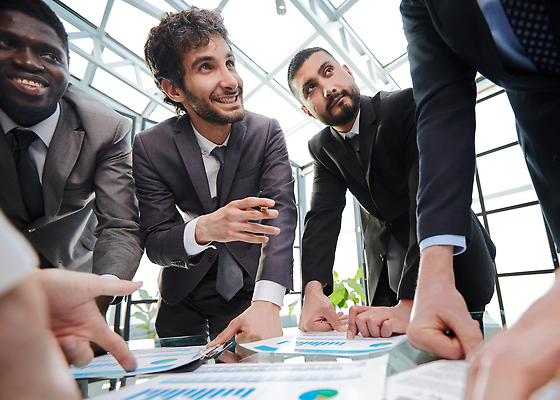 포토 JPG 해외이미지 직업 학생 컨셉 셔츠 비즈니스 사업가 성공 협력 설계 실내 창조 대화 서기 사람 세명 스터디 글로벌 사무실 유행 도전 비즈니스맨 발표 연결 건축가 토론 날씬함 스마트 책상 동료 경영자 노력 커뮤니티 청사진 프로젝트 브레인스토밍 해외202310 해외포토 남자 가구 상의 관계 모션 말하기 내부 학습 직장인 몸매 리더 파일형식