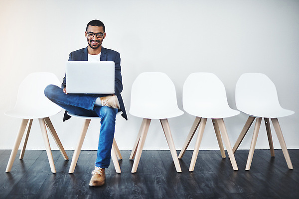 포토 JPG 해외이미지 전신 의자 비즈니스 웃음 앉기 성인 노트북 안경낌 해외202310 해외포토 시청하다 안경 가구 모션 표정 사람 전자제품 파일형식