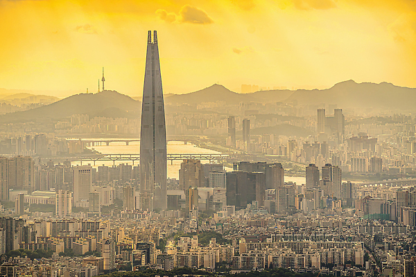 포토 JPG 해외이미지 백그라운드 하늘 산 서울 빌딩 사람없음 야외 도시 저녁 스카이라인 해외202310 해외포토 한국 건물 야간 파일형식