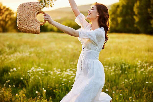 포토 JPG 해외이미지 여자 따뜻함 한명 들기 상반신 성인 야외 옆모습 햇빛 손들기 일몰 핸드백 짚 개망초 성인여자한명만 해외202310 해외포토 1 꽃 뷰포인트 줄기 가방 모션 사람 태양 노을 여자한명만 성인여자만 파일형식