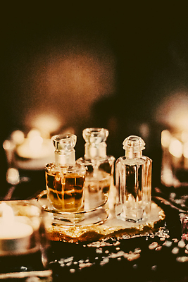 포토 JPG 해외이미지 초 유리 사람없음 반지 투명 분위기 고급 향수 보케 향수병 해외202310 해외포토 컨셉 장신구 재질 화장품 병_담는 파일형식