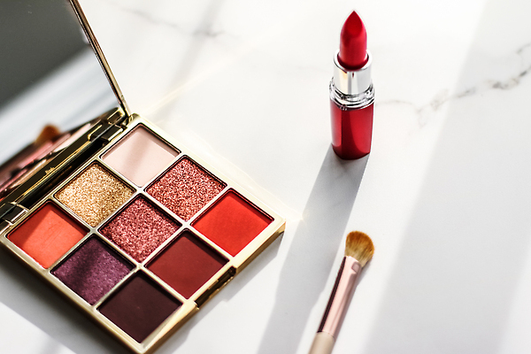 포토 JPG 해외이미지 백그라운드 사람없음 세트 뷰티 거울 립스틱 화려 대리석 아이섀도 메이크업브러쉬 해외202310 해외포토 컨셉 재료 화장품 붓 파일형식