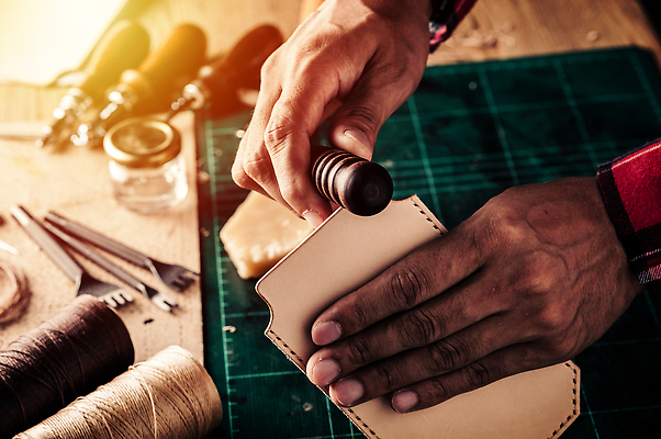 포토 JPG 해외이미지 산업 기술 육류 사람 사람없음 장비 수확 도구 시골 작업 클래식 제조 낟알 바느질 가죽 피부 책상 오브젝트 질감 날것 날카로움 수공예 DIY 숨김 내추럴 공예가 방법 소가죽 솜씨 진짜 핸드메이드 해외202310 해외포토 가구 컨셉 농업 식재료 취미 신체부위 공예 파일형식