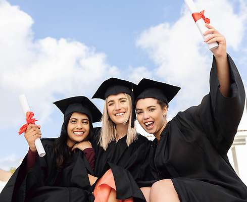 포토 JPG 해외이미지 서양인 여자 학사모 학교 하늘 졸업식 졸업생 들기 상반신 성인 앞모습 세명 졸업가운 졸업장 성인여자만 해외202310 해외포토 외국인 모자_잡화 교육 뷰포인트 졸업 모션 사람 가운 여자만 성인만 파일형식