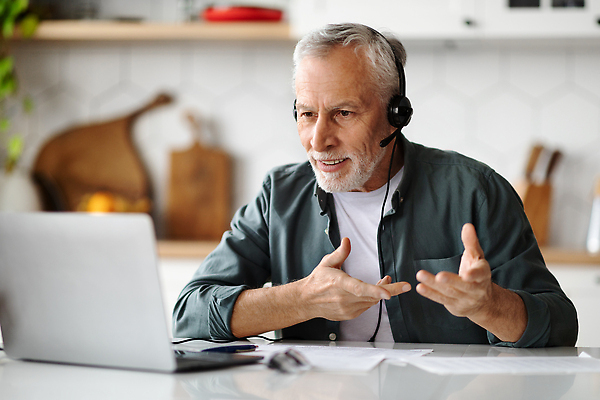 포토 JPG 해외이미지 노년 남자 한명 앉기 손짓 상반신 앞모습 노트북 실버라이프 헤드셋 업무 비즈니스맨 책상 실버취업 화상통화 노인남자한명만 언택트 해외202310 해외포토 1 라이프스타일 뷰포인트 음향기기 가구 비즈니스 모션 사람 성인 전자제품 헤드폰 구직 작업 직장인 통화 남자한명만 노인남자만 파일형식