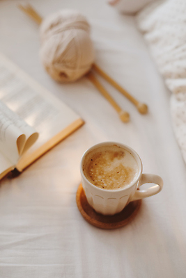 포토 JPG 해외이미지 커피 겨울 따뜻함 사람없음 책 컵 뜨개질 분위기 털실 라떼 접기 해외포토 식기 계절 음료 컨셉 모션 취미 실 파일형식