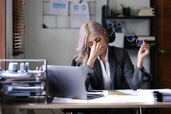 포토 JPG 해외이미지 여자 안경 회사 스트레스 한명 동양인 상반신 성인 앞모습 노트북 사무실 잡기 업무 비즈니스우먼 성인여자한명만 해외202310 해외포토 1 잡화 뷰포인트 비즈니스 모션 사람 인종 전자제품 작업 직장인 여자한명만 성인여자만 파일형식