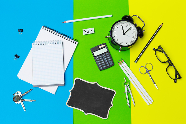 포토 JPG 해외이미지 안경 열쇠 사람없음 연두색 파란색 연필 노란색 사무용품 계산기 자명종 오브젝트 스프링노트 컴파스 미니칠판 서류집게 스프링수첩 쪽가위 카피스페이스 해외202310 해외포토 잡화 시계 컬러 문구용품 학용품 가위_도구 집게 초록색 필기구 다이어리 공책 칠판 공백 장비 알람 파일형식