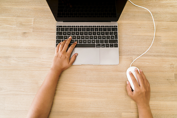 포토 JPG 해외이미지 디자인 컨셉 인터넷 일러스트 비즈니스 통신 탁자 모바일 직장 사람없음 컵 노트북 스마트폰 핸드폰 컴퓨터 사무실 알약 디지털 스크린 모니터 검은색 공책 자료 웹 기계 공백 장비 흰색 업무 오픈 네트워크 연결 휴대용 스마트 책상 오브젝트 전자 개발 고립 인터페이스 해외202310 해외포토 식기 컬러 가구 회사 문구용품 전자제품 스마트기기 약 작업 파일형식