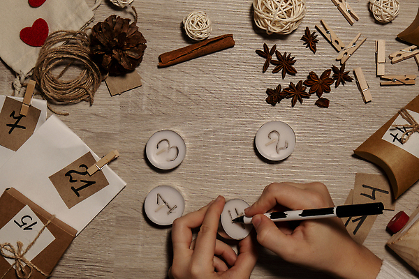 포토 JPG 해외이미지 손 초 공 집게 선물 신체부위 장식 숫자 펜 하트 기록 준비 노끈 DIY 꾸미기 베이지색 시나몬스틱 핸드메이드 나무배경 팔각회향 해외포토 모양 문자 줄 컬러 백그라운드 사람 취미 필기구 향신료 시나몬 파일형식