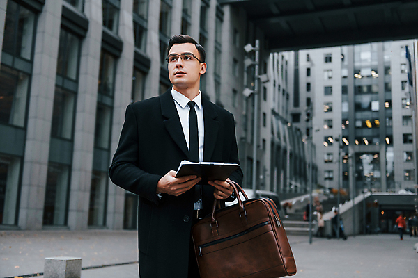 포토 JPG 해외이미지 응시 남자 안경 서류가방 한명 들기 정장 상반신 성인 옆모습 도시 직장인 비즈니스맨 스마트 서류판 성인남자한명만 해외포토 직업 1 시선 잡화 옷 뷰포인트 컨셉 가방 비즈니스 모션 사람 사무용품 남자한명만 성인남자만 파일형식