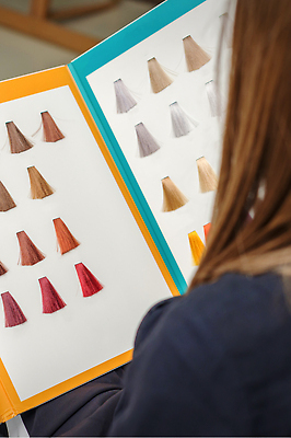 포토 JPG 해외이미지 여자 짧은머리 한명 상반신 성인 머리카락 미용실 머리손질 염색 컬러리스트 성인여자한명만 해외202310 해외포토 컬러칩 직업 1 헤어스타일 사람 뷰티 머리 뷰티샵 여자한명만 성인여자만 파일형식