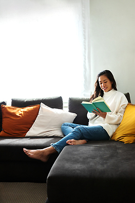 포토 JPG 해외이미지 라이프스타일 여자 행복 휴식 아파트 주택 따뜻함 이야기 한명 사람 앉기 동양인 성인 내부 책 세로 소파 뷰티 중국 방 흰색 휴게실 읽기 문학 리빙 카피스페이스 해외202310 해외포토 1 감정 아시아 컬러 컨셉 의자 모션 인종 건물 생활 공백 파일형식