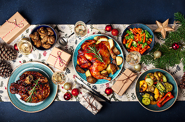 포토 JPG 해외이미지 접시 크리스마스 사람없음 선물상자 하이앵글 식사 닭고기 구이 솔방울 오너먼트 해외202310 해외포토 식기 기념일 음식 뷰포인트 크리스마스장식 육류 선물 상자 파일형식