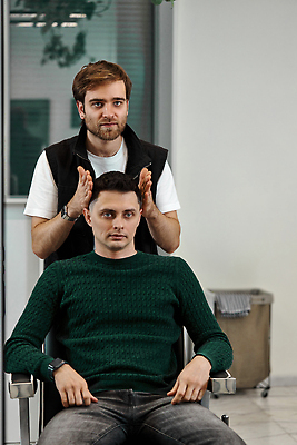 포토 JPG 해외이미지 헤어스타일 응시 남자 시계 의자 창문 앉기 상반신 성인 두명 앞모습 장비 미용사 이발 이발소 성인남자만 해외202310 해외포토 직업 시선 뷰포인트 가구 모션 사람 뷰티샵 남자만 성인만 파일형식