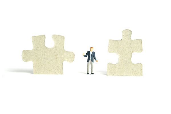 포토 JPG 해외이미지 손 조각 백그라운드 컨셉 비즈니스 들기 사람 정장 사람없음 파란색 숫자 미니어처 흰색 표현 비즈니스맨 퍼즐 수수께끼 선택 목표 계획 질문 불안 호기심 옵션 문제 팔 해결 의심 개발 경영 고립 골 리프팅 반응 배려 혼란 해외202310 해외포토 문자 옷 남자 감정 컬러 모션 신체부위 모형 직장인 파일형식