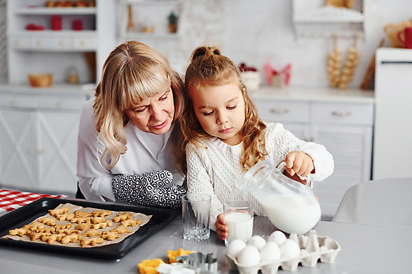 포토 JPG 해외이미지 여자 노년 할머니 어린이 장갑 디저트 상반신 두명 옆모습 컵 쿠키 주방 계란 우유 붓기 제빵 요리중 쿠키틀 여자만 해외202310 해외포토 식기 잡화 음식 뷰포인트 모션 유제품 사람 성인 제과제빵 알 제빵도구 파일형식