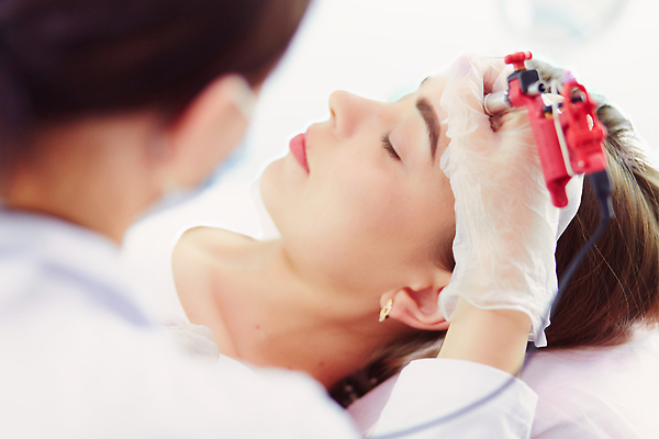 포토 JPG 해외이미지 백인 여자 실내 들기 상반신 성인 두명 옆모습 뒷모습 눕기 눈감음 기계 잡기 그리기 눈썹 눈썹문신 성인여자만 해외202310 해외포토 서양인 얼굴 뷰포인트 모션 사람 내부 문신 여자만 성인만 파일형식