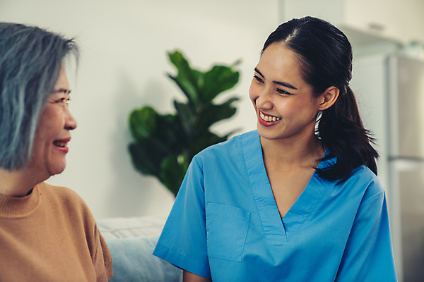 포토 JPG 해외이미지 여자 노년 행복 할머니 병원 동양인 상반신 성인 두명 옆모습 마주보기 건강관리 환자 간호사 여자만 해외202310 해외포토 감정 뷰포인트 의학 모션 건강 관리 사람 인종 의료진 파일형식