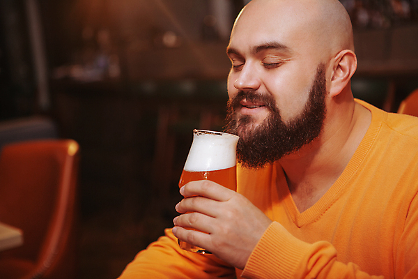 포토 JPG 해외이미지 남자 의자 맥주 한명 들기 상반신 성인 옆모습 눈감음 마시기 술집 맥주잔 성인남자한명만 해외202310 해외포토 1 뷰포인트 가구 술잔 모션 주류 사람 남자한명만 성인남자만 파일형식