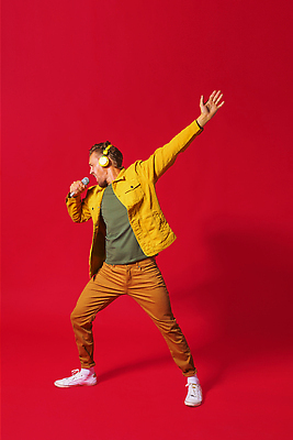 포토 JPG 해외이미지 백인 1 학생 라이프스타일 남자 행복 음악 이어폰 백그라운드 노래 모바일 실내 한명 서기 미소 사람 성인 30대 스마트폰 핸드폰 헤드폰 소리 듣기 흰색 표현 잡기 무선전화기 긍정 오디오 고립 해외202310 해외포토 서양인 감정 컬러 음향기기 컨셉 모션 문화예술 표정 내부 생활 장년 전자제품 스마트기기 전화기 파일형식