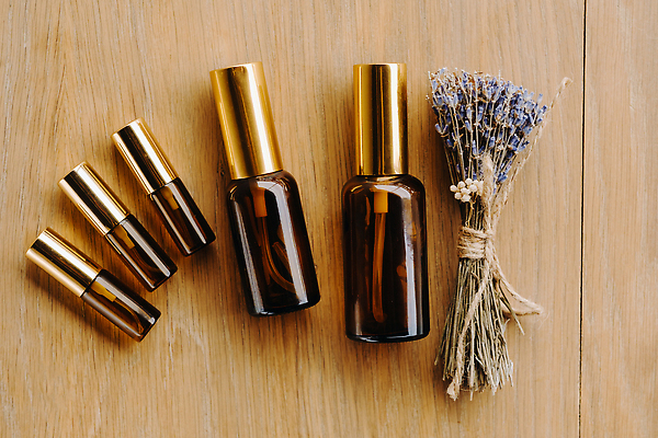 포토 JPG 해외이미지 사람없음 감성 라벤더 드라이플라워 공병 에센스 짚끈 나무배경 해외202310 해외포토 꽃 백그라운드 컨셉 화장품 끈 허브 병_담는 파일형식