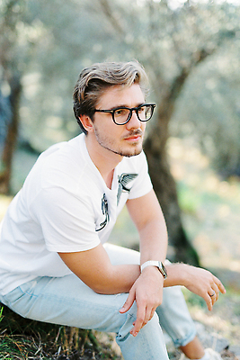 포토 JPG 해외이미지 나무 백인 1 라이프스타일 남자 행복 안경 티셔츠 앉기 야외 두명 금발 청바지 반지 자신감 닫기 손목시계 배려 혼자 스타일 해외202310 해외포토 서양인 식물 헤어스타일 잡화 감정 시계 셔츠 장신구 바지 모션 사람 생활 파일형식