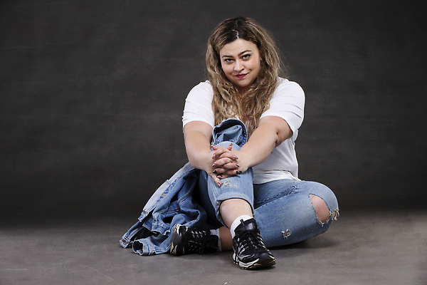 포토 JPG 해외이미지 백인 모델 라이프스타일 옷 여자 행복 포즈 백그라운드 신체 회색배경 실내 한명 미소 사람 앉기 파란색 뷰티 숫자 유행 검은색 흰색 청바지 몸무게 큼 플러스 비만 긍정 치수 내추럴 굴곡 해외202310 해외포토 서양인 문자 1 기호 감정 컬러 컨셉 바지 모션 표정 내부 생활 회색 크기 몸매 파일형식