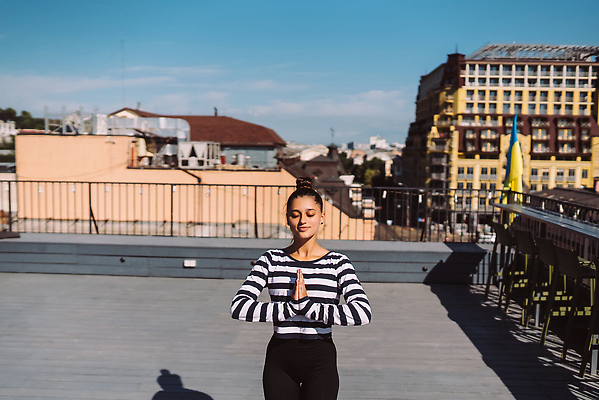 포토 JPG 해외이미지 전신 라이프스타일 웰빙 여자 행복 스포츠 신체 요가 아침 지붕 주택 건강 한명 사람 앉기 야외 운동복 운동 태양 뷰티 일출 맑음 스트레칭 에너지 매트 도시 정상 옥상 연습 스카이라인 해외202310 해외포토 주간 자연요소 1 옷 감정 모션 날씨 건물 생활 노을 파일형식